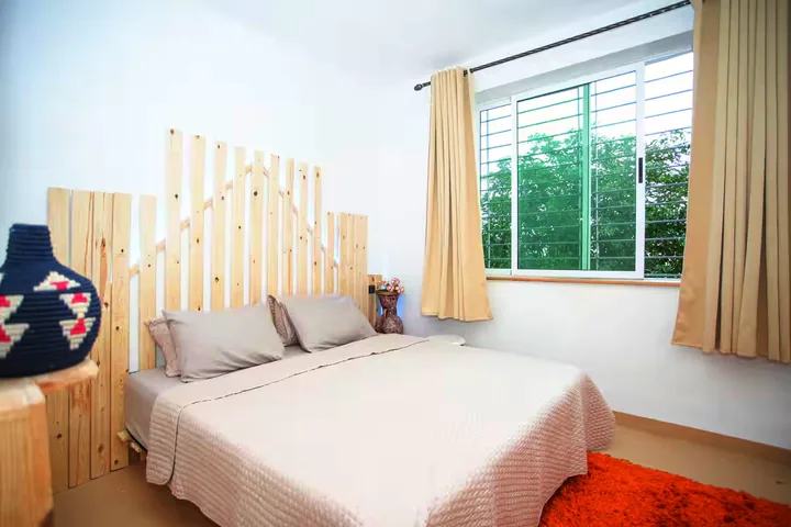 La chambre, côté fenêtre.