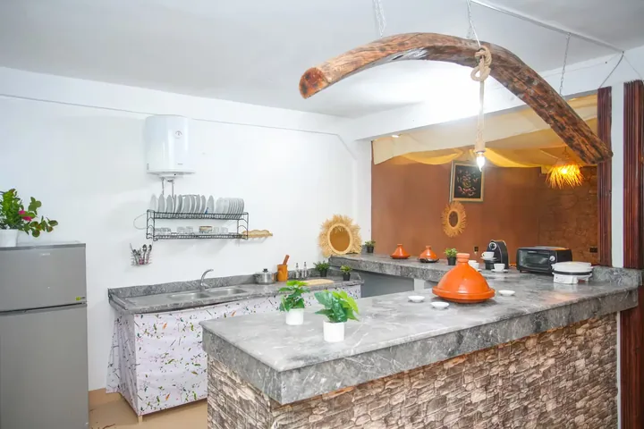 La cuisine vue d'ensemble, avec le réfrigérateur.