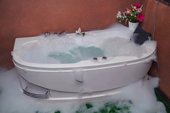 Le jacuzzi, prêt à l'usage.