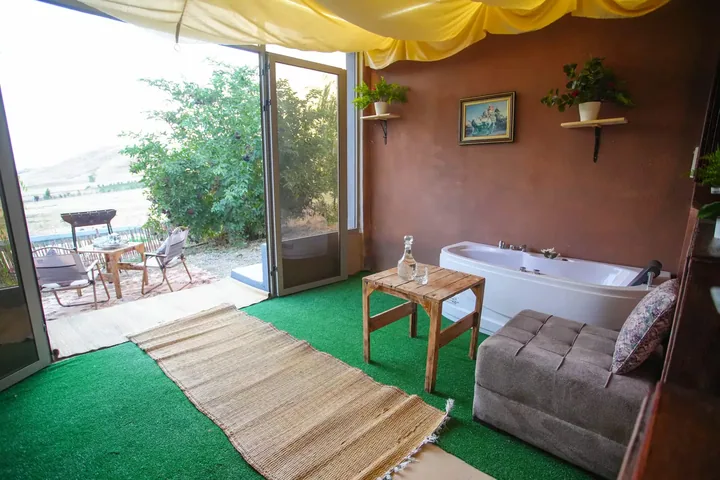 Le jacuzzi, porte ouverte sur la terrasse.