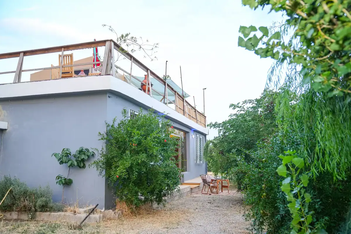 La maison vue depuis le jardin, avec sa terrasse sur le toit.