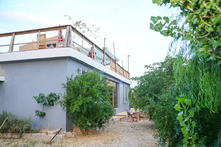 La maison vue depuis le jardin, avec sa terrasse sur le toit.